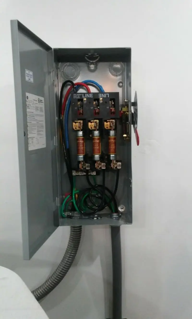 Three-phase disconnect switch installed for Smoke Detector Installation in La Palma